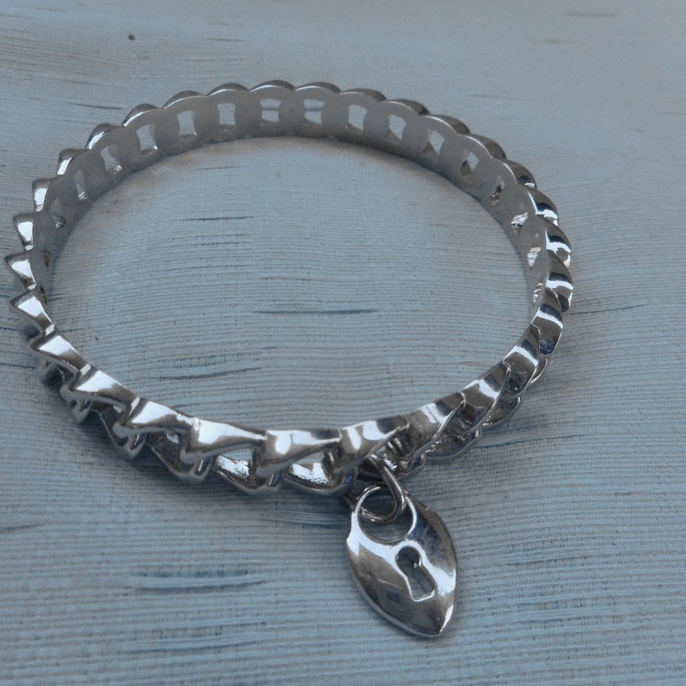 Graziano CN Moderne Unbendable Link Style Silver-Tone Bangle, Dangling Heart, 19